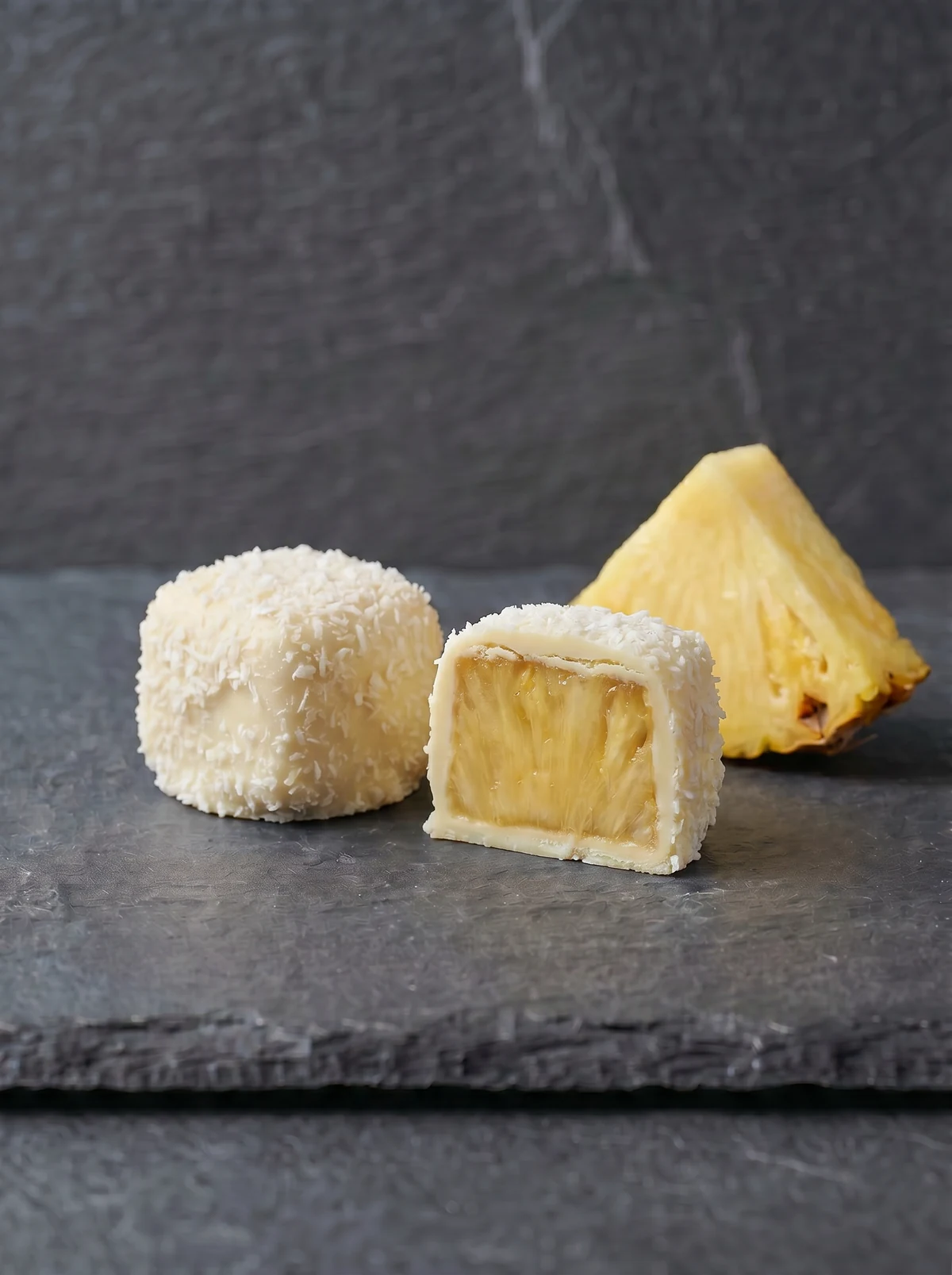 Bon bon Piña Colada su ardesia: ananas in cioccolato bianco con finitura al cocco